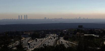 Nube de contaminación sobre madrid desde la A-6, a la altura de Torrelodones.