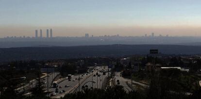 Nube de contaminaci&oacute;n sobre madrid desde la A-6, a la altura de Torrelodones. 