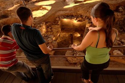 Los aborígenes canarios cavaron una cueva artificial en la piedra volcánica de la isla de Gran Canaria, y adornaron sus paredes con frisos de motivos geométricos. Mañana se abre al público este complejo de cavernas, conocido como Cueva Pintada, y que constituye uno de los yacimientos arqueológicos más representativos del archipiélago.