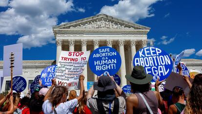 Manifestantes protestan a favor del aborto, afuera de la Suprema Corte en Washington, el 24 de junio.