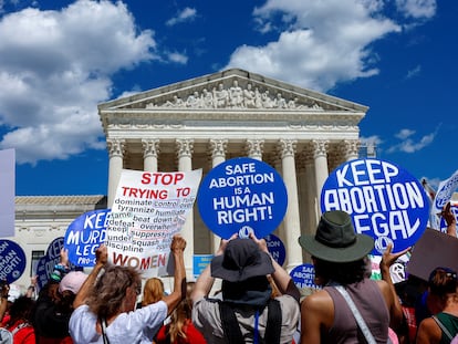 Manifestantes protestan a favor del aborto, afuera de la Suprema Corte en Washington, el 24 de junio.