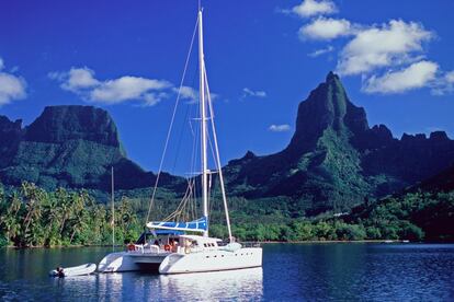 No es difícil transmitir la sensación de aventura que supone navegar por la Polinesia francesa, donde el viajero que alquile un barco podrá navegar entre atolones y echar el ancla cerca de playas idílicas.