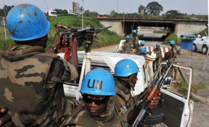 Una patrulla de cascos azules nigerianos recorren hoy las calles de Abiyán