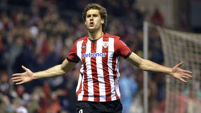 Fernando Llorente celebra un gol con el Athletic de Bilbao.