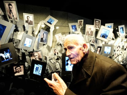 Blagoj Gjorcev, 92 años, observa los retratos de judíos macedonios asesinados en el Holocausto, durante la inauguración de un museo en su recuerdo en Skpoje.