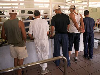 Varios presos hacen cola en el comedor del centro penitenciario de Aranjuez (Madrid).