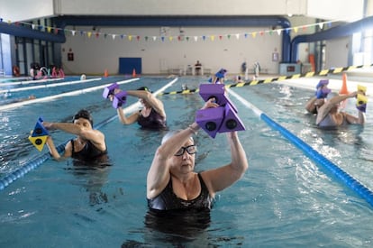 Grupo de Aquagym en el Polideportivo Municipal La Mina (Carabanchel)