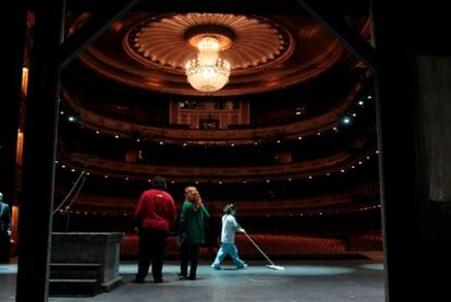 Es la quinta vez que la reponen y parece que habrá más. Cada Navidad, 'Los sobrinos del capitán Grant' llega al Teatro de la Zarzuela para llenar Madrid de mundos imaginarios. Se quedará cuatro semanas, hasta el próximo 8 de enero. De dirigirla y llenarla de humor se encarga Paco Mir.