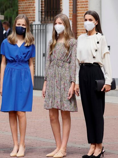 La reina Letizia posa para la prensa junto a sus hijas a su hija, la princesa Leonor, con vestido azul, y la infanta Sofía. Además de la princesa, han recibido la confirmación aproximadamente una docena de compañeros de clase, todos de cuarto de la ESO del centro Santa María de los Rosales.