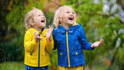 Una prenda ligera e impermeable perfecta para los días lluviosos. GETTY IMAGES.