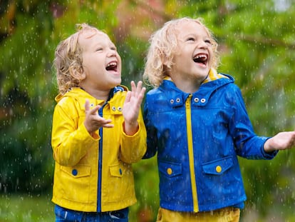 Una prenda ligera e impermeable perfecta para los días lluviosos. GETTY IMAGES.