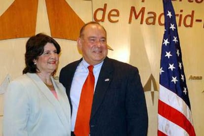 El embajador de EE UU en España, Eduardo Aguirre, con su esposa a su llegada al aeropuerto de Barajas.
