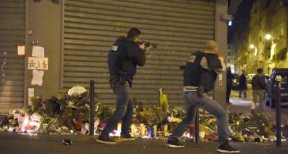 Dos polic&iacute;as junto a un restaurante atacado en Par&iacute;s el pasado viernes.