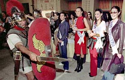 Las participantes en el concurso de belleza durante una visita a Terra Mítica, en Benidorm, ayer.