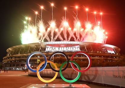 Fogos de artifício durante a cerimônia de encerramento no estádio olímpico de Tóquio.