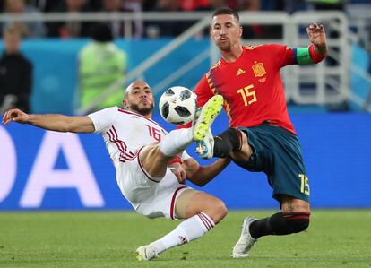Noureddine Amrabat de Marruecos y Sergio Ramos de España en un momento del partido.  