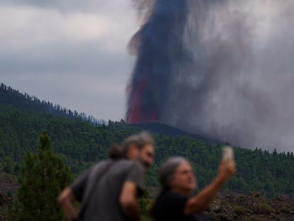 Moradores locais observam a erupção vulcânica nesta segunda-feira, em La Palma.