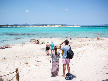 És el segon arenal espanyol de la classificació de les millors platges del món segons els usuaris de TripAdvisor. Localitzada a la punta més al nord de Formentera, és llarga i estreta i es pot passejar tranquil·lament amb el mar a banda i banda del camí. Al final es troba el Pas des Trucadors, el canal que separa els 150 metres entre Formentera i l'illa de s'Espalmador.