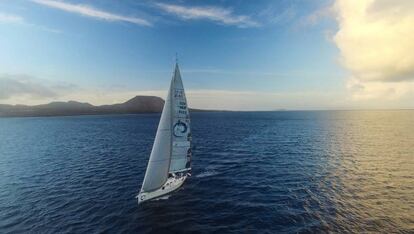 El velero Isabel, en las islas Canarias, partiendo hacia América.