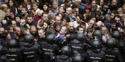 Agentes antidisturbios de la Polica Nacional forman un cordn de seguridad en los alrededores del colegio Ramn Llull de Barcelona durante el 1-0.