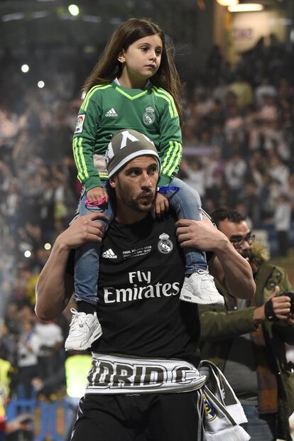 Kiko Casilla, segundo portero del Madrid, con su niña.