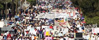 Miles de personas se manifiestan ayer en Oaxaca para exigir la retirada de la Policía Federal.