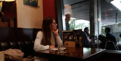 Carolina Rovai, en una cafeter&iacute;a de Madrid, este octubre.