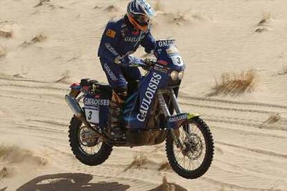 Isidre Esteve, en un momento de la sexta etapa del Dakar 2006.