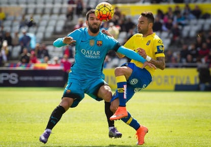 Arda pelea el bal&oacute;n con Momo en Las Palmas.