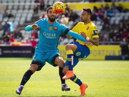 Arda pelea el bal&oacute;n con Momo en Las Palmas.