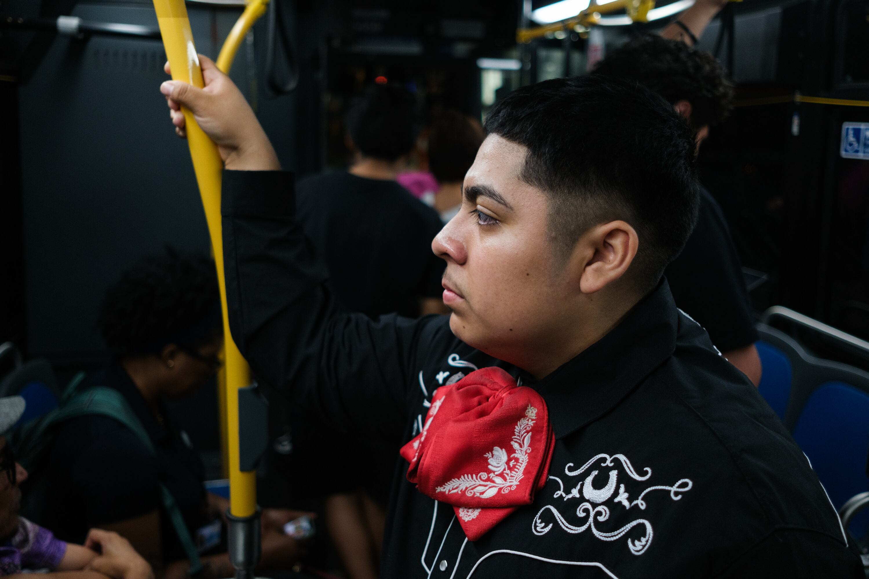 Anthony toma el autobús desde Queens a Harlem después de tocar en dos fiestas del 4 de julio.