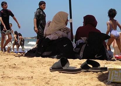 Una imagen de una playa cerca de Rabat (Marruecos), de la serie de Maruja Torres.