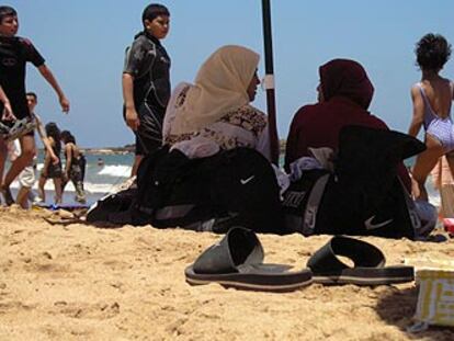 Una imagen de una playa cerca de Rabat (Marruecos), de la serie de Maruja Torres.