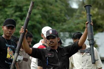 Un guerrillero del GAM, antes de entregar sus armas, en octubre de 2005, en Paloh Gadeng.