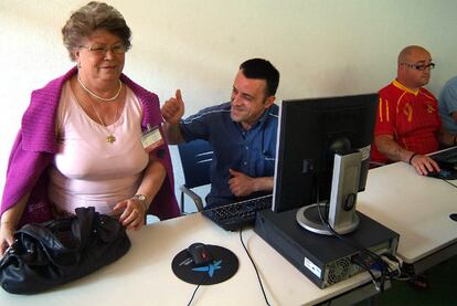 Una de las jubiladas que imparte clases de informática a presos, ayer con sus alumnos en la cárcel de Teixeiro.