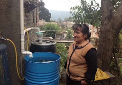 Una mujer con un recolector de lluvia en Xochimilco, al sur del DF.