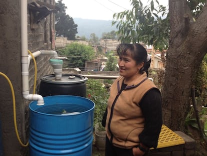 Una mujer con un recolector de lluvia en Xochimilco, al sur del DF.