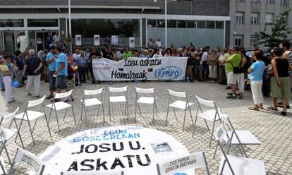 Concentración de apoyo al preso de ETA Iosu Uribetxebarria en el exterior de Hospital Donostia, donde se encuentra ingresado, el pasado día 19.