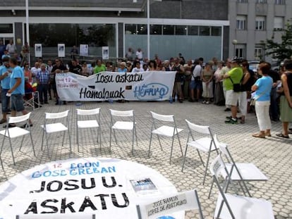 Concentración de apoyo al preso de ETA Iosu Uribetxebarria en el exterior de Hospital Donostia, donde se encuentra ingresado, el pasado día 19.