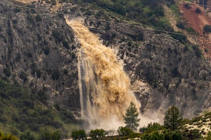 Catarata de agua en el Barranco del Saltador, este jueves en Cehegín, (Murcia). 
