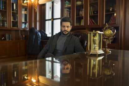 El actor Serhat Teoman, conocido por sus papeles en “Madre” y “Dos hermanos y un mismo amor”, en uno de los despachos de la mansión donde se rodaba la telenovela Çocuk.