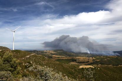 Fum de l'incendi que segueix cremant sense control.