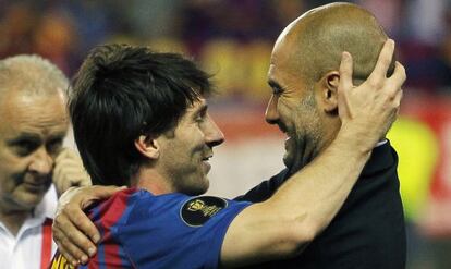 Guardiola se abraza a Messi tras el partido de ayer