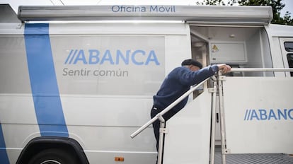 Oficina m&oacute;vil de Abanca en Albarellos de Monterrei (Ourense).