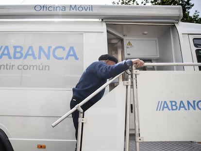 Oficina móvil de Abanca en Albarellos de Monterrei (Ourense).