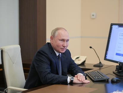 El presidente ruso, Vladímir Putin, vota por Internet en las elecciones legislativas, este viernes.