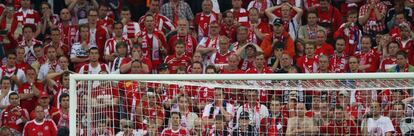 Aficionados del Bayern observan cómo entra el balón en el penalti decisivo.