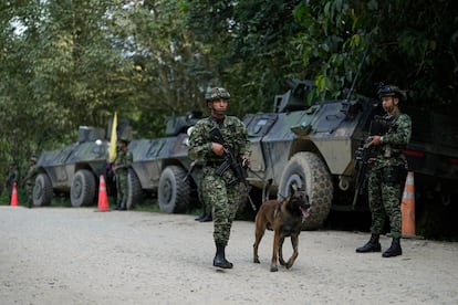 Soldados patrullan en Tibú ante enfrentamientos entre el Ejército de Liberación Nacional y exmiembros de las Fuerzas Armadas Revolucionarias, en la región del Catatumbo.