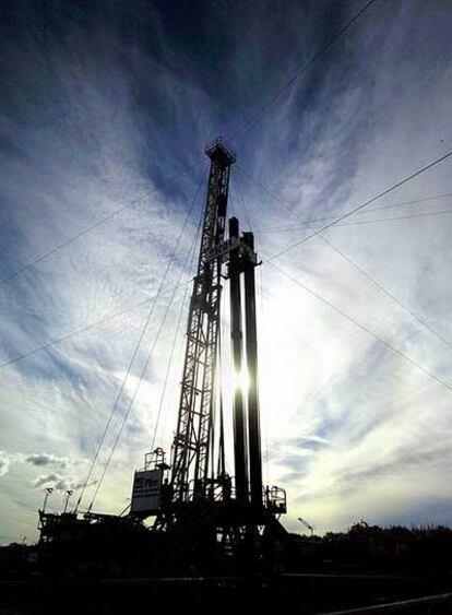 Trabajadores en una plataforma de extracción de gas.