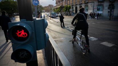 Un ciclista espera en el paso de cebra de un carril bici de Murcia, este lunes.